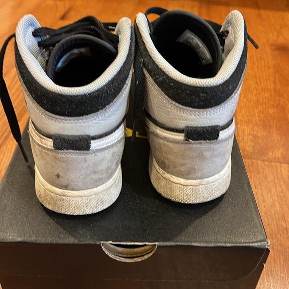 Used Jordan 1 mids 4.5Y black/grey/white/red - Picture 3 of 7
